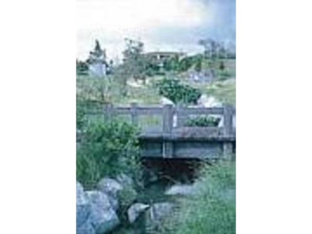 登ると池、下るとウブガーの井戸がある_尚円王御庭公園