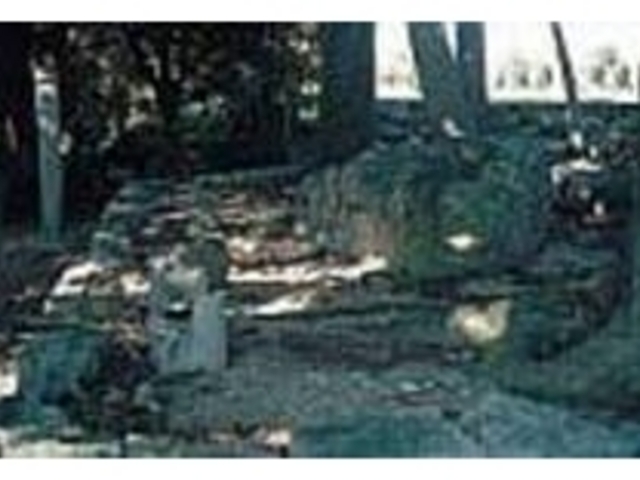 右側の大石の下に御臍が埋められているそう_御臍所