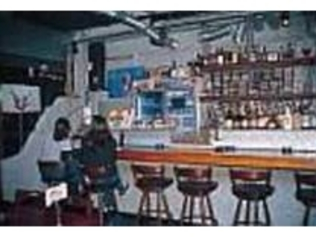 コンクリートむき出しの店内は落ち着く_chemistry