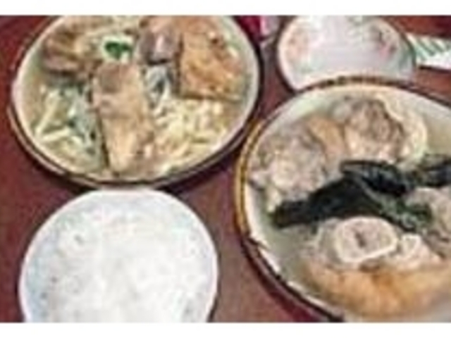 ボリュームのあるソーキそばとてびち_まるみつ食堂