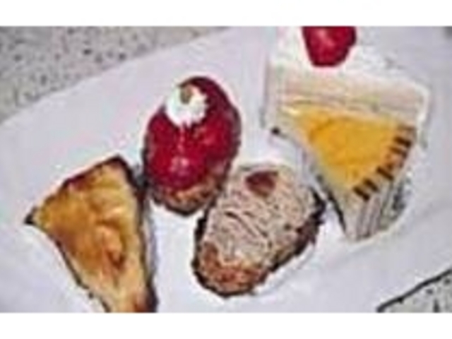 種類豊富なケーキ。どれから食べようか?_アラモード