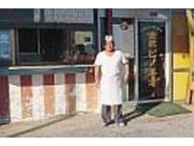旅の思い出に明るく陽気な店長と記念撮影_パーラー ピノキオ