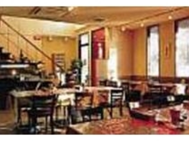大きな窓から光が差し込む広々としたお店_アンジェロ ドミンゴ