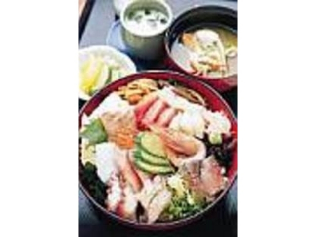 味噌汁、茶碗むしなどが付く『ちらし定食』_磯割烹 佳倉