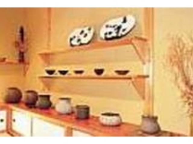 ギャラリーではオーナー夫妻の作品が買える_オアシス(渚窯)