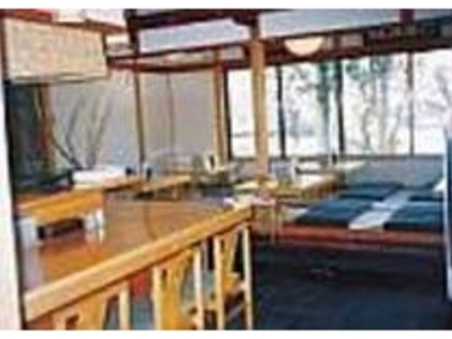 落ち着いた店内にはカウンター席と座敷席が_高原茶寮 福風