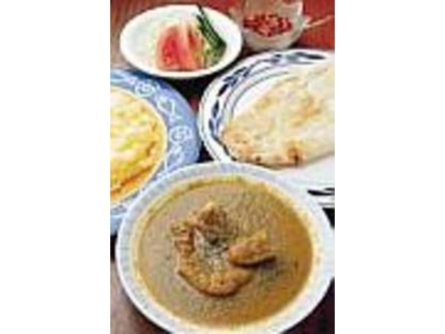 コトコト煮込んだカレーはナンとも相性抜群_Spice dog