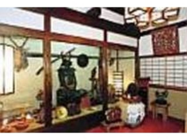 店内のディスプレイコーナーには鎧兜などが_割烹 お狩場