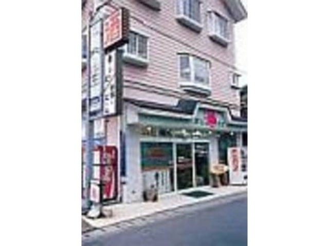 淡いピンク色の建物の1階部分が店舗に_はしもと酒店