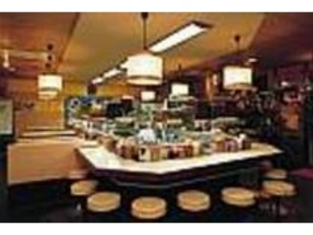 店内にはカウンターのほかテーブル席もある_廻転寿司 伊豆太郎川奈店