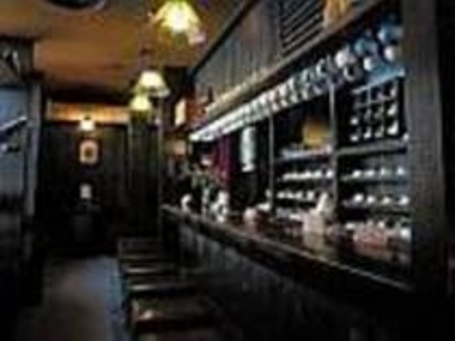 数多くのコーヒーカップが吊られている_ふなこし珈琲店