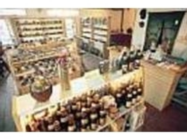 店内には陶器や古酒がたくさん並ぶ_陶・酒 仲里