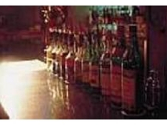 カウンターに並んだ酒瓶。ドリンクも充実_Club D-set