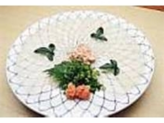 皿の柄が透けて見える『皮ハギの薄造り』_波奈総本店