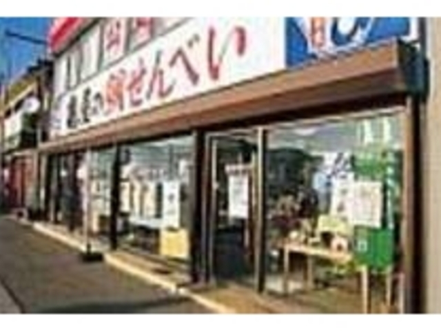 海岸沿いに立ち並ぶ土産店の中の一軒だ_亀屋本店 小湊店