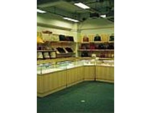 ブランド品からノンブランドのものまで揃う_カインドアメリカ村店