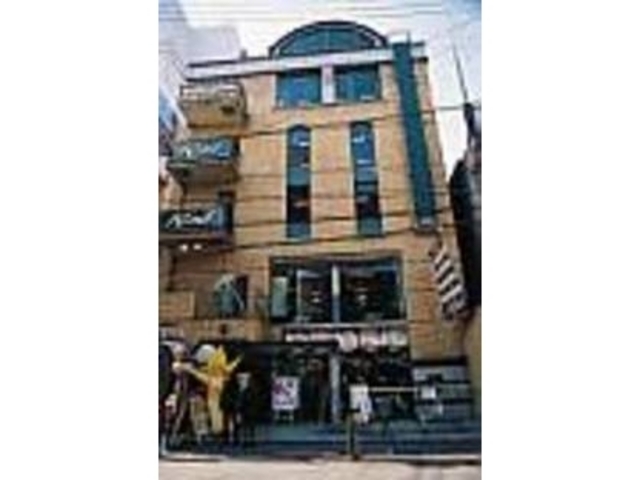 三角公園の斜め向いにある5階建ての建物_カインドアメリカ村店