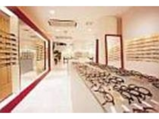 白を基調とした店内に最新モデルが並ぶ_GLASS FACTORY本店