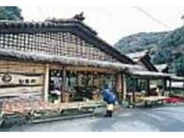 干物は店先に並べてじっくり天日干しに_旭洋丸水産