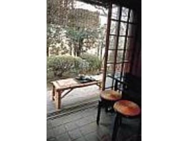 小さなお庭を眺めながらお抹茶をいただく_茶席 万亭