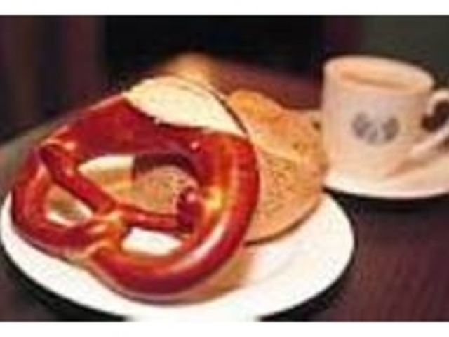 きれいな焼き色、腕組みの形のブレッツェル_ドイツパンの店「リンデ」