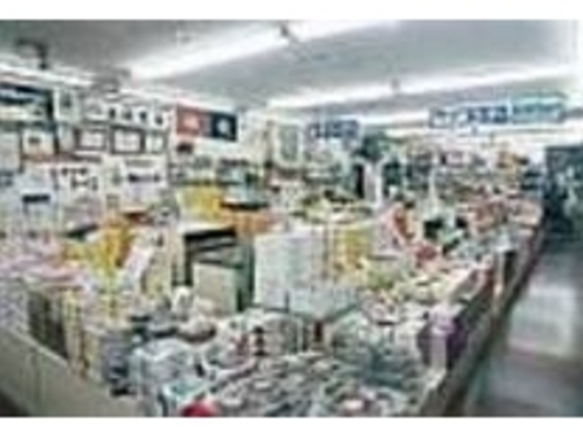 和歌山の各種名産品が所せましと並ぶ店内_大漁みやげセンター