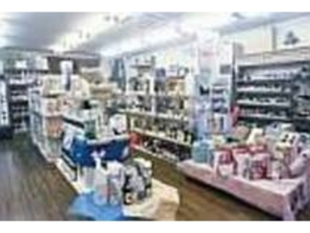 100種以上もの酒をジャンルごとに陳列_岡本酒店