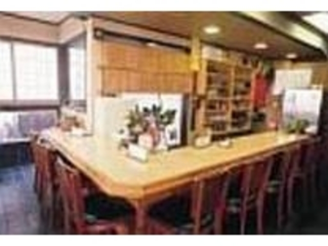 店主との親近感が楽しめるカウンターは8席_五味