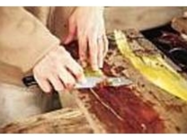 コウゾの皮はぎから体験できるのも魅力だ_芸術村アートセンター紙漉き工房