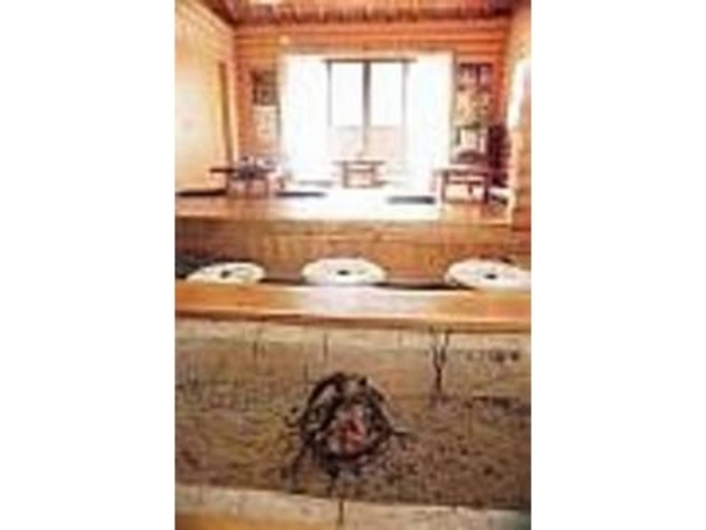 囲炉裏の置かれた店内でゆったり味わえる_なすび