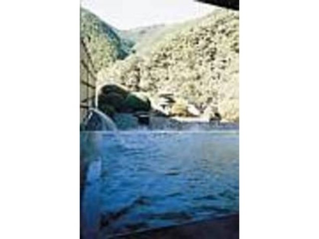 山々に囲まれた露天風呂は開放感も抜群!_村営 鶴の湯温泉