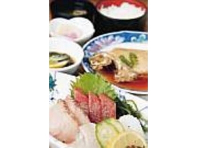 鮮度抜群の地魚を刺身、煮魚などで味わえる_お食事処 井乃芳