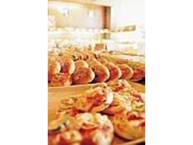 店内には焼きたてパンが100種類以上!_カントリーサイド