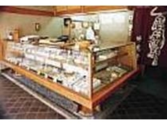 界隈でも随一の歴史を誇る老舗の菓子店だ_竹虎堂