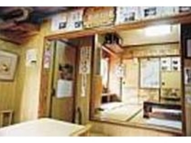 芸能人のサインも多数。人気ぶりが窺える_田舎料理 ほったて小屋