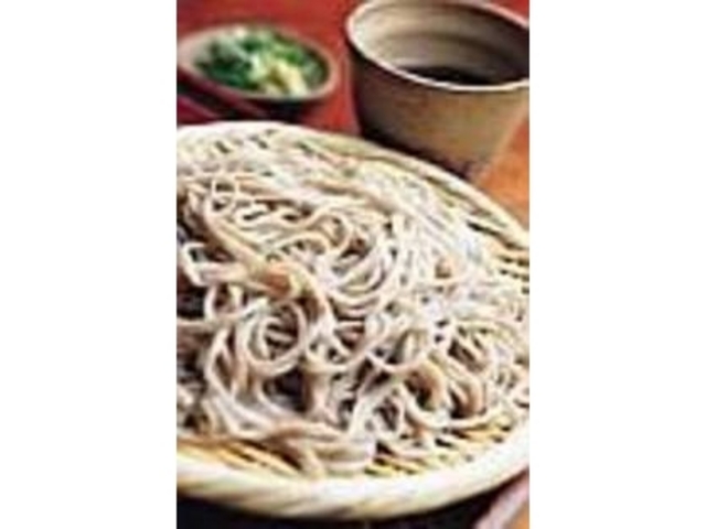 コシのある名物そばを秘伝のツユでいただく_くつきそば永昌庵