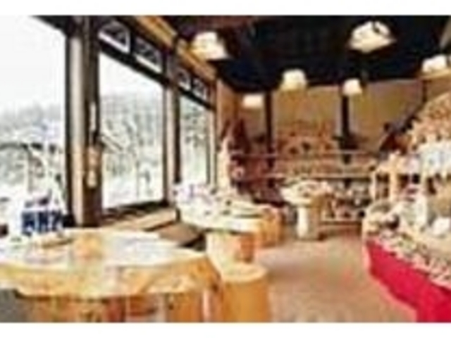 店内には素朴で懐かしいお菓子がいっぱい_内田製菓 栃の実庵