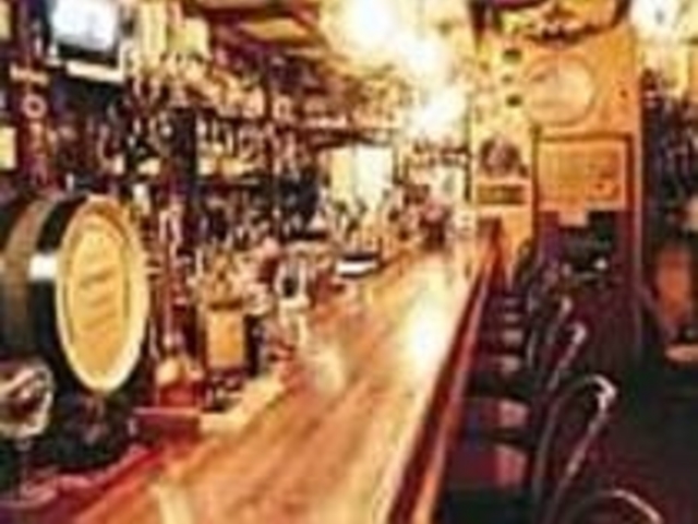 長いカウンターで、木のぬくもりを感じる_Cooper's Bar