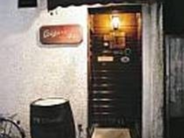 お店の入口には酒樽があり目印になっている_Cooper's Bar