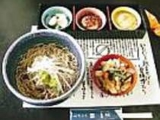 郷土料理を揃えた『祝言そば、もちセット』_旅食房 三城