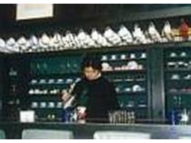 美しい食器の中、珈琲の香りが漂う店内_茜屋珈琲店