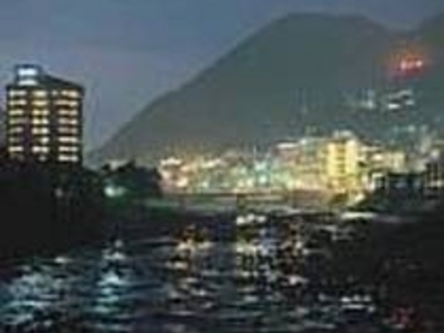 温泉街の夜景がキレイに見渡すことができる_六ツ見橋