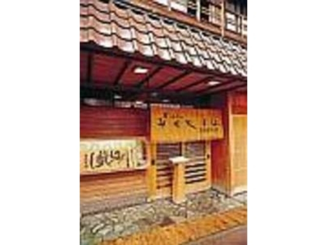 味のある暖簾がかかる純日本風の店構え_沖村家 みちや寿し