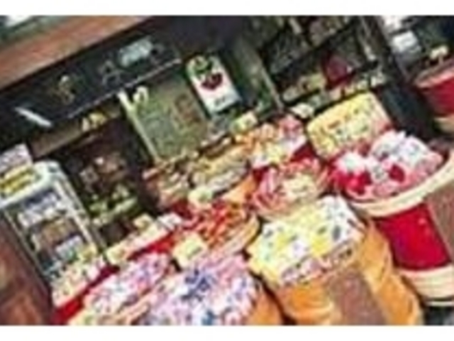 奥には試食スペースがもうけられている_たま井や