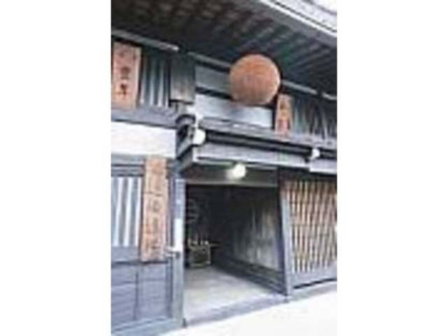 杉の葉を玉にした酒ばやしが店先に下がる_田辺酒造場