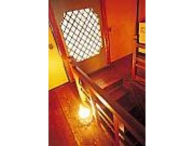 建具にいたるまで置屋当時の面影を残す2階_まんざら亭先斗町店