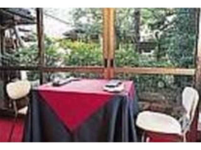 庭を望む縁側に緋毛氈とテーブルを配した席_かしく コルドンブルー