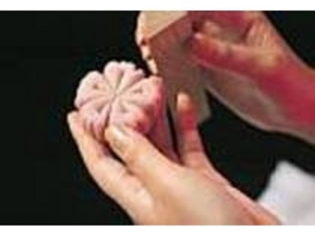 ヘラを使いこなして繊細な模様を作り出す_亀屋良長本店