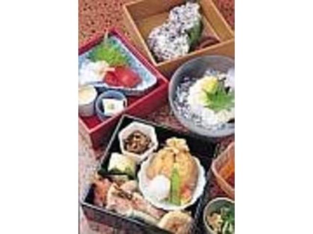 屋形船でいただくのは美味しい三段弁当_嵐山辨慶