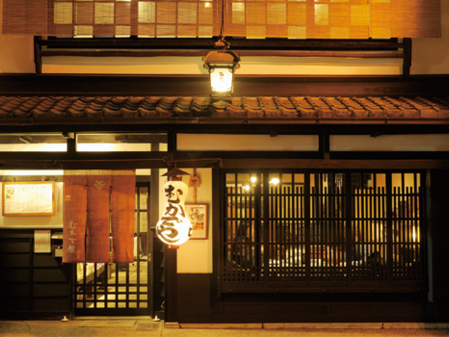 お食事処は隣接するおばんざい懐石の「百足屋本店」にてお召し上がり頂けます。_くろちく 木目込み体験